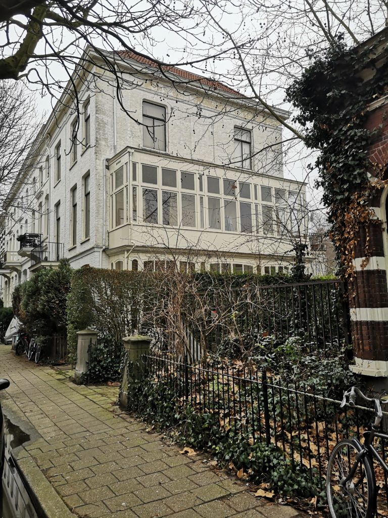 Herrenhaus mit weißer Fassade in Arnheim